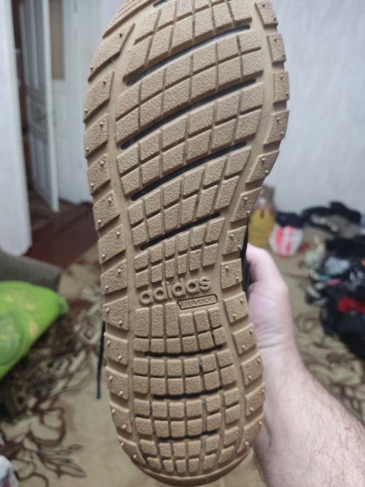 Продам кросовки ботинки адидас