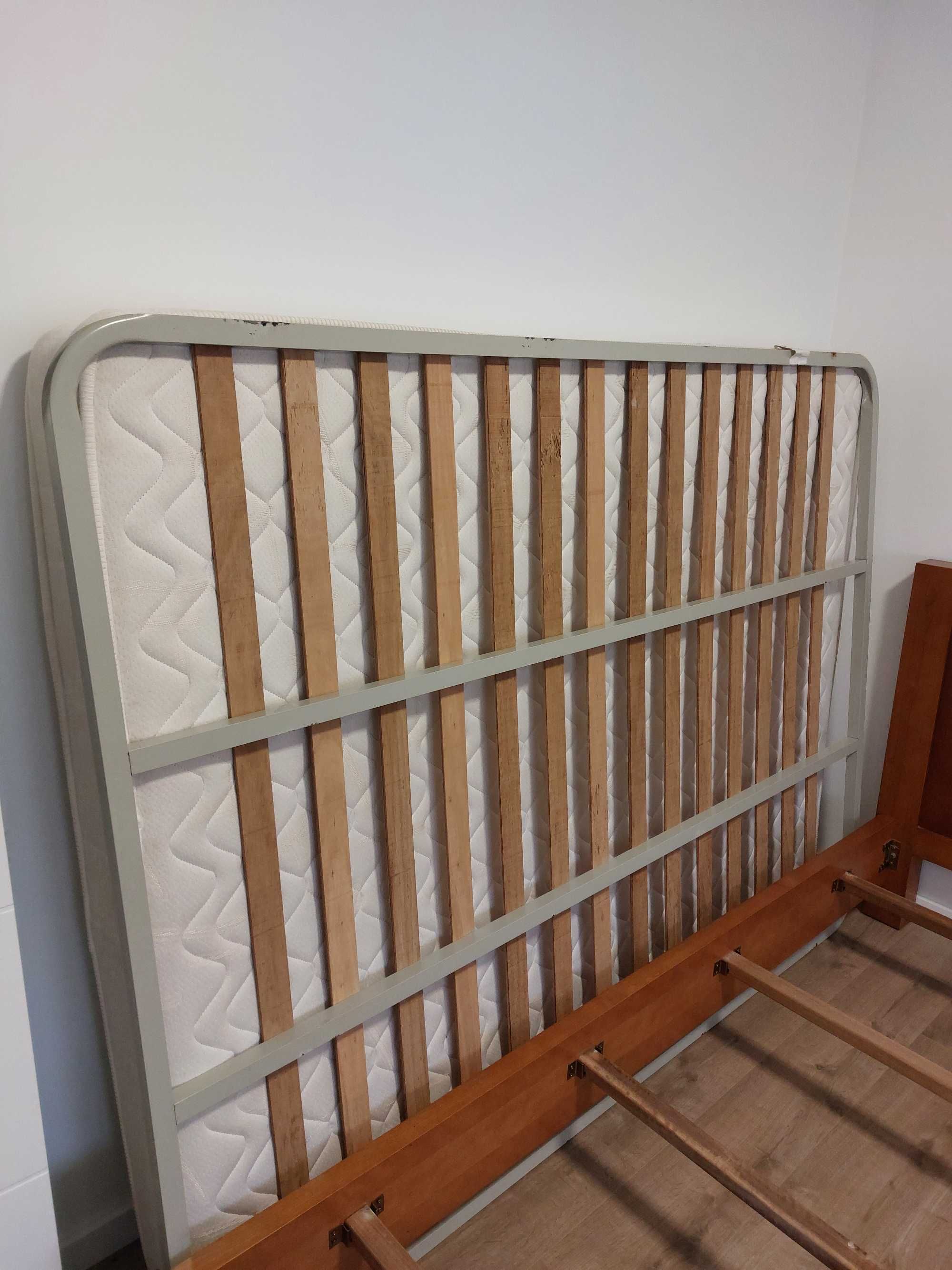 Mobilia de Quarto - Cama Casal, Comoda e Mesas de Cabeceira