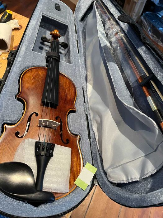 Vendem-se dois violinos novos: um 1/4 e outro 1/2