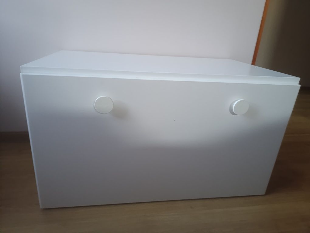 Biała skrzynia wysuwana ze stolikiem ikea