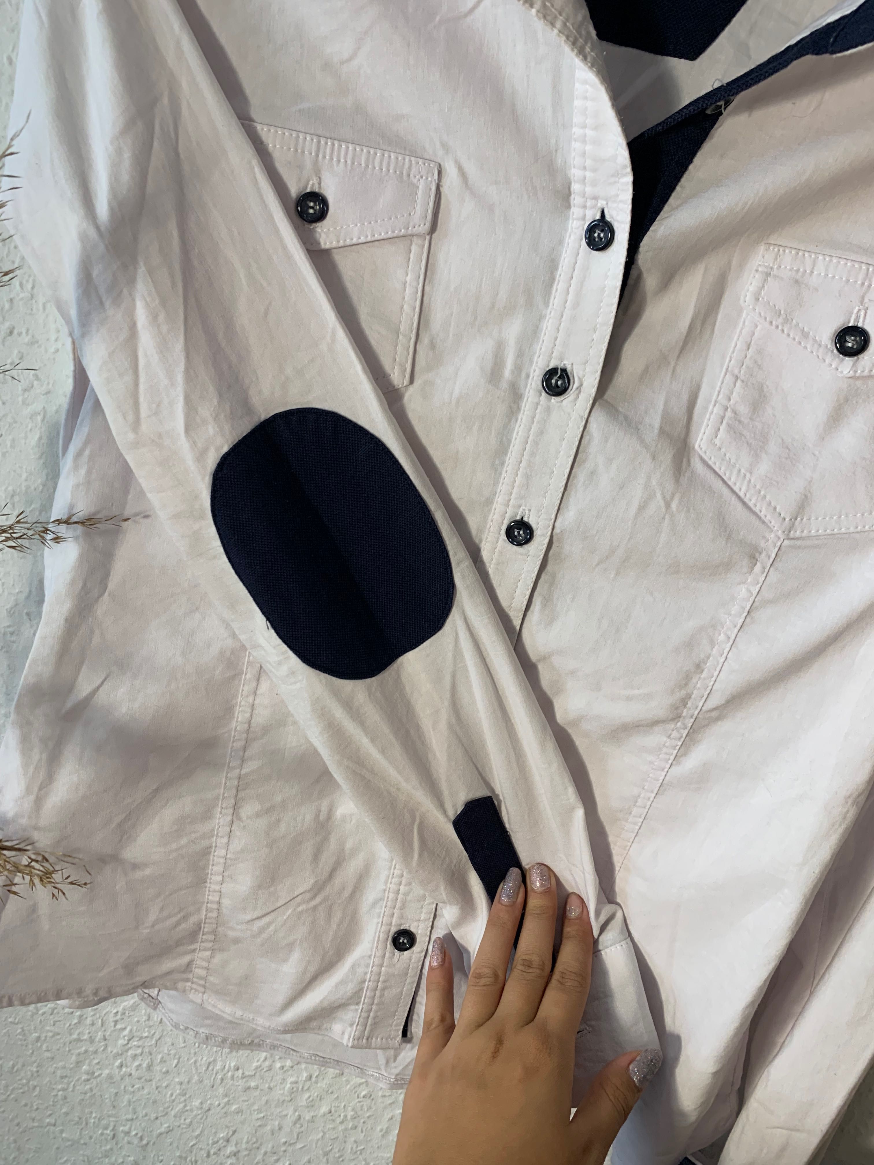 Koszula biała z latkami na łokciach
Guziki elegancka elastyczna