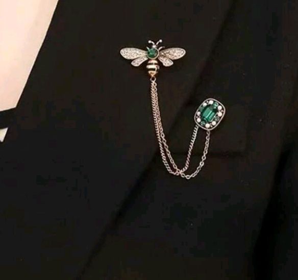 Broszka z łańcuszkiem