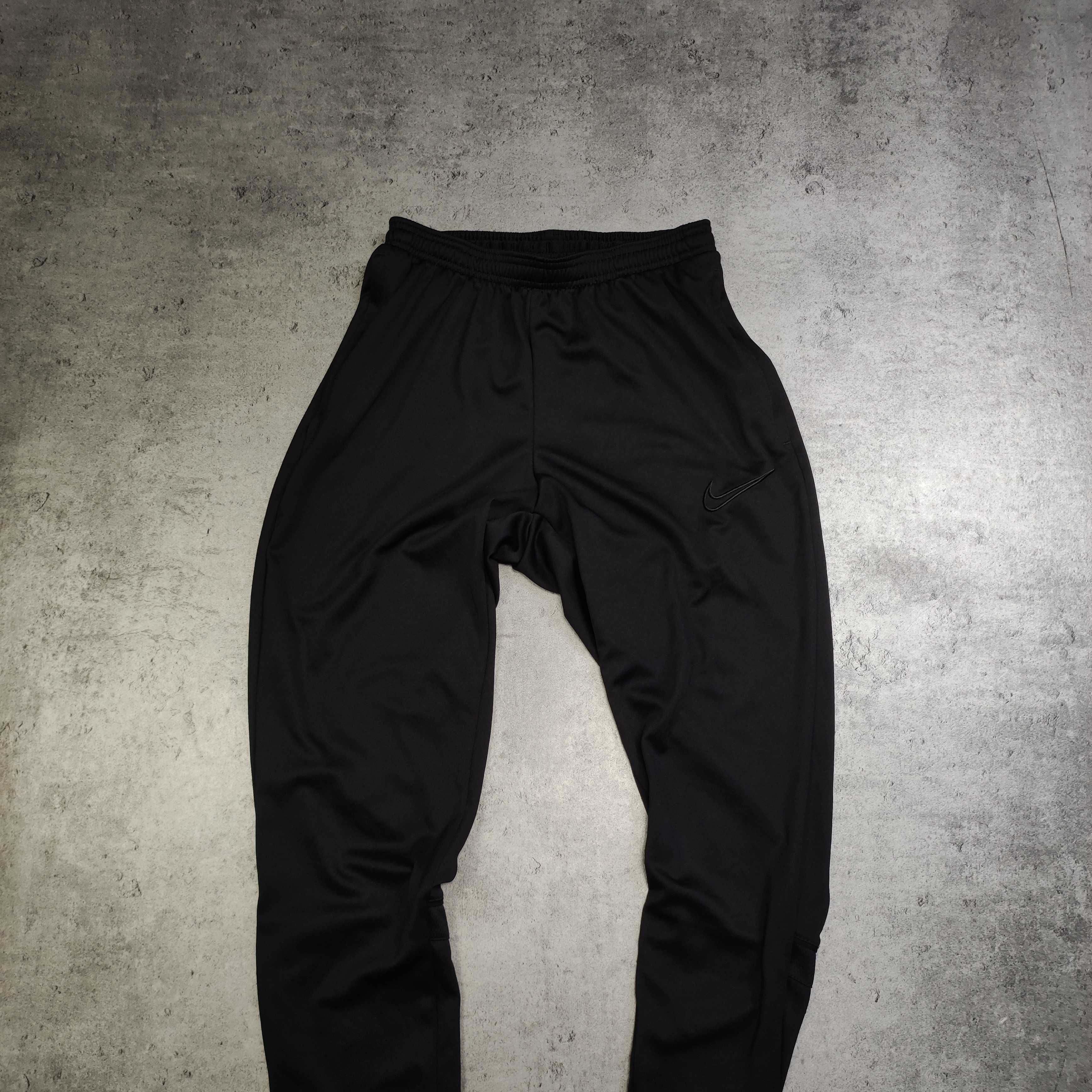 MĘSKIE Dresy Sportowe Nike czarne Haft Logo Slim Trening Dri-Fit GYM