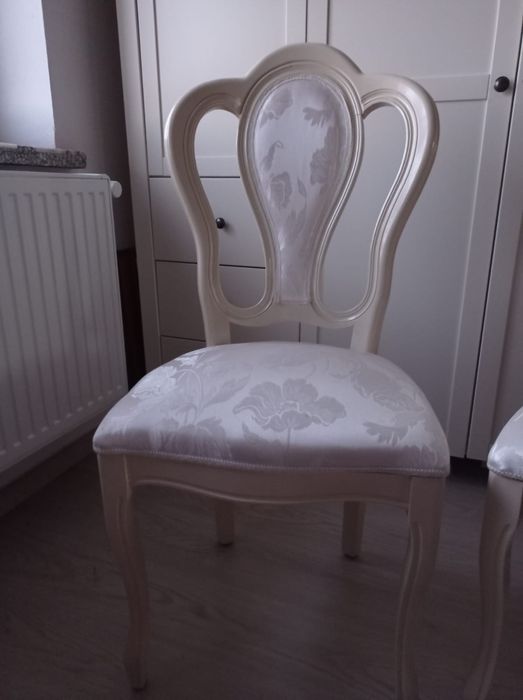 Białe drewniane krzesła - stan bardzo dobry