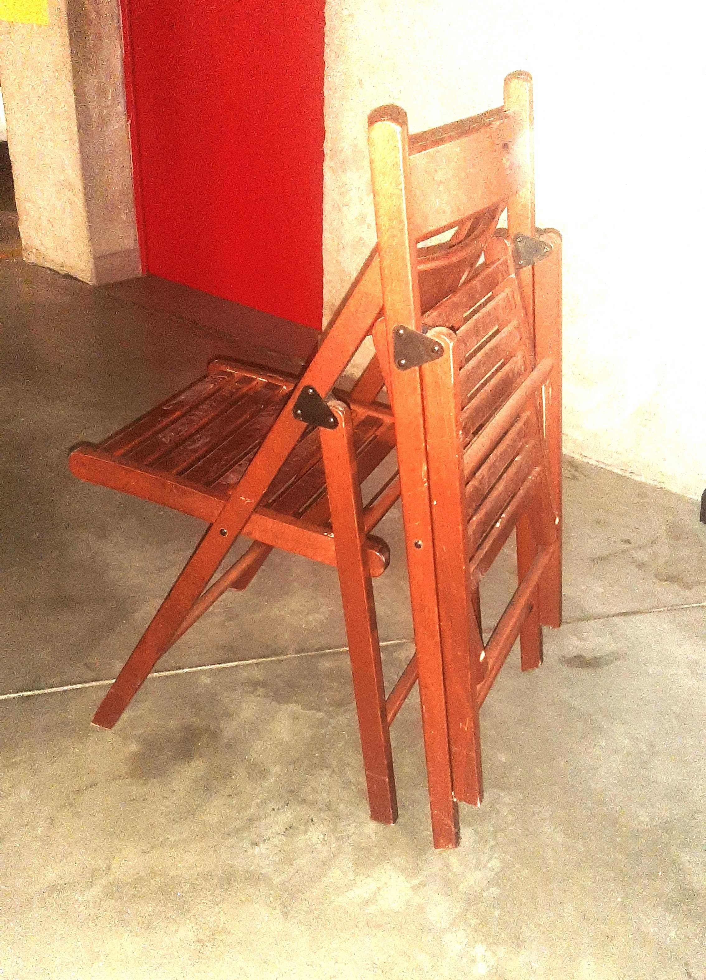 dwa składane krzesła do ogrodu na balkon