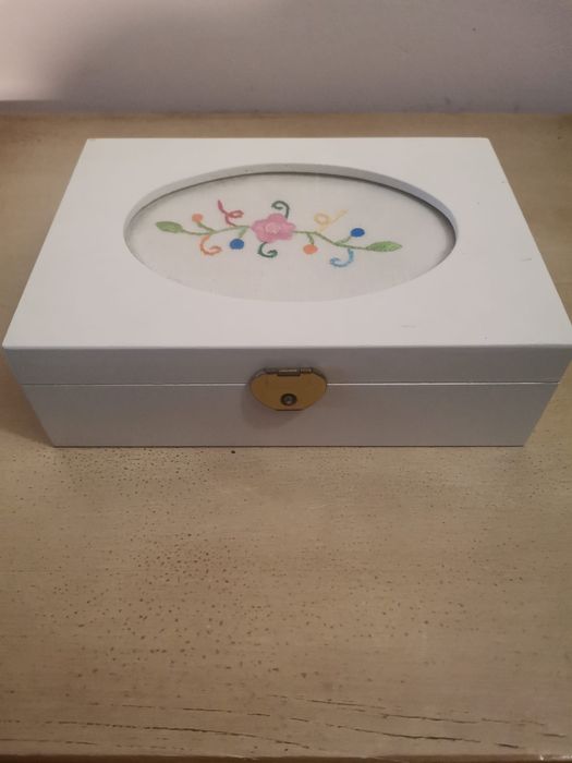 Caixa em madeira pintada à mão.
Tampa decorada com linho bordado à mão