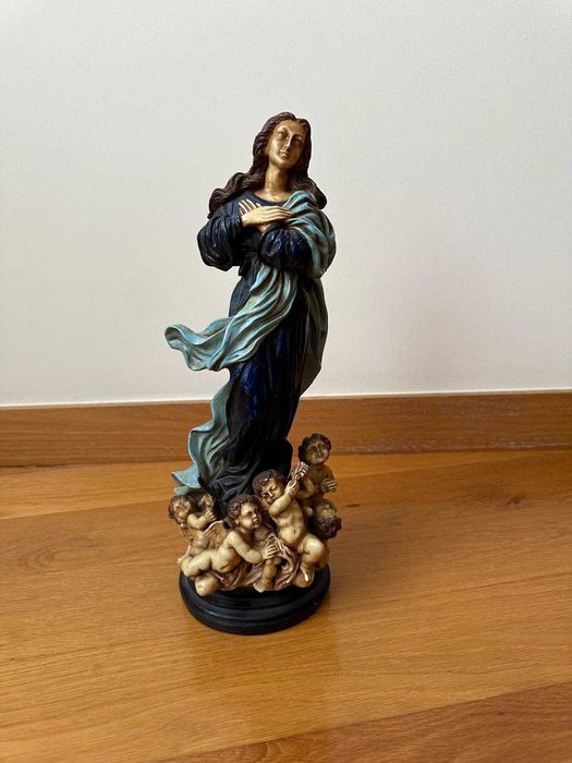 Estatueta de Nossa Senhora com anjos em Marfite