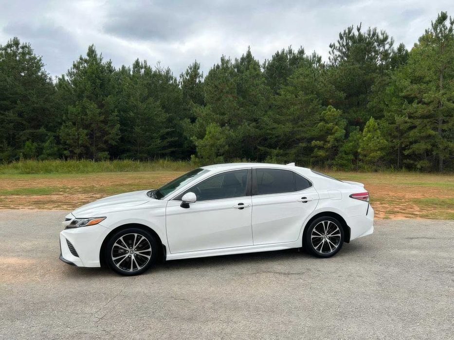 Toyota Camry SE      2020