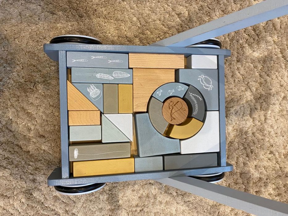 Pchacz jeździk little dutch wozek z klockami