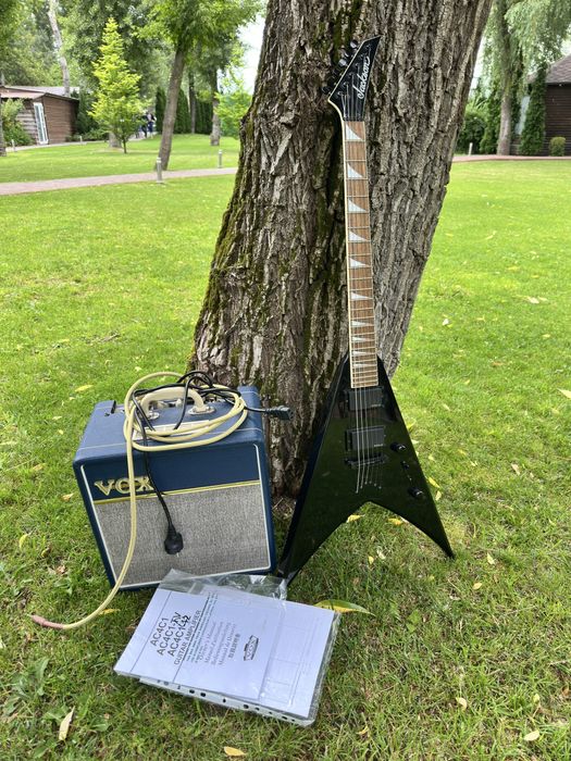 Електрогітара jackson kuxt blk king v bk комбопідсилювач vox