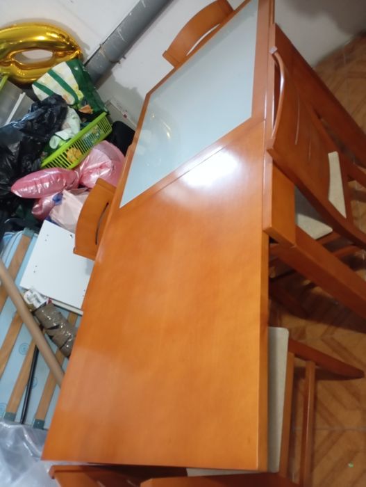 Venda mesa de sala e quatro cadeiras e