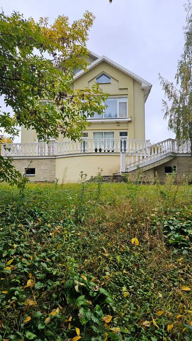 Заміський будинок на березі озера!