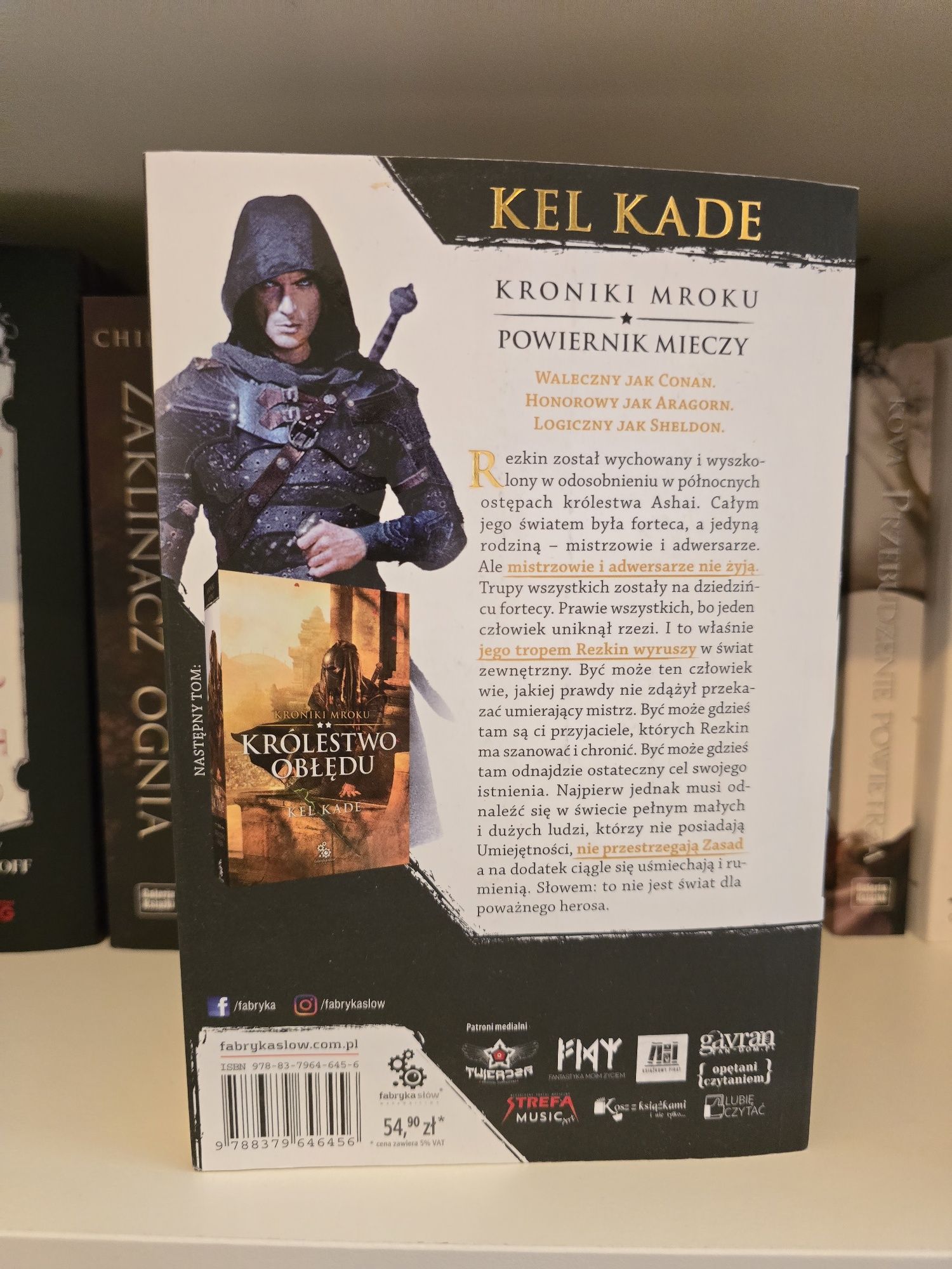 Kroniki Mroku Tom 1, Powiernik mieczy Kel Kade