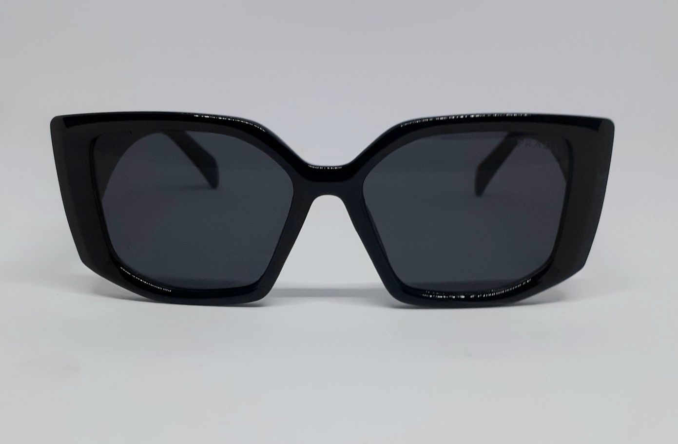 Женские брендовые очки черный глянец с черным треугольным лого