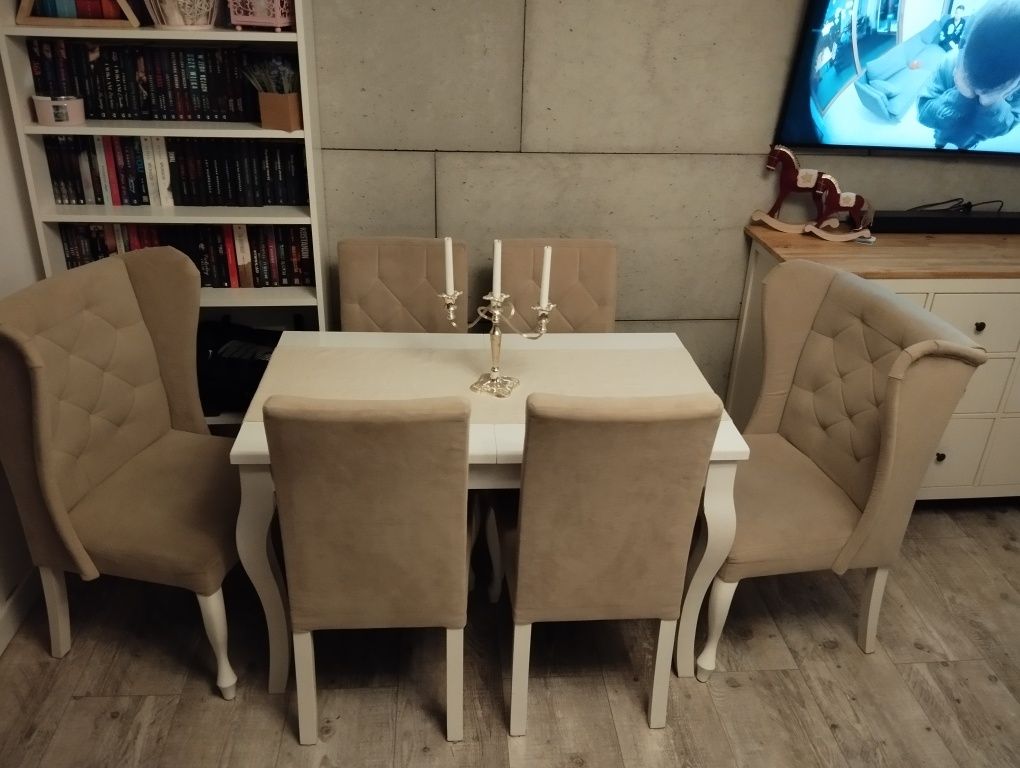 Stół rozkładany i krzesłami