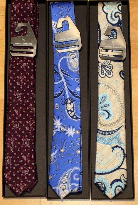 Zestaw trzech krawatów z wełny i jedwabiu z pudełkami