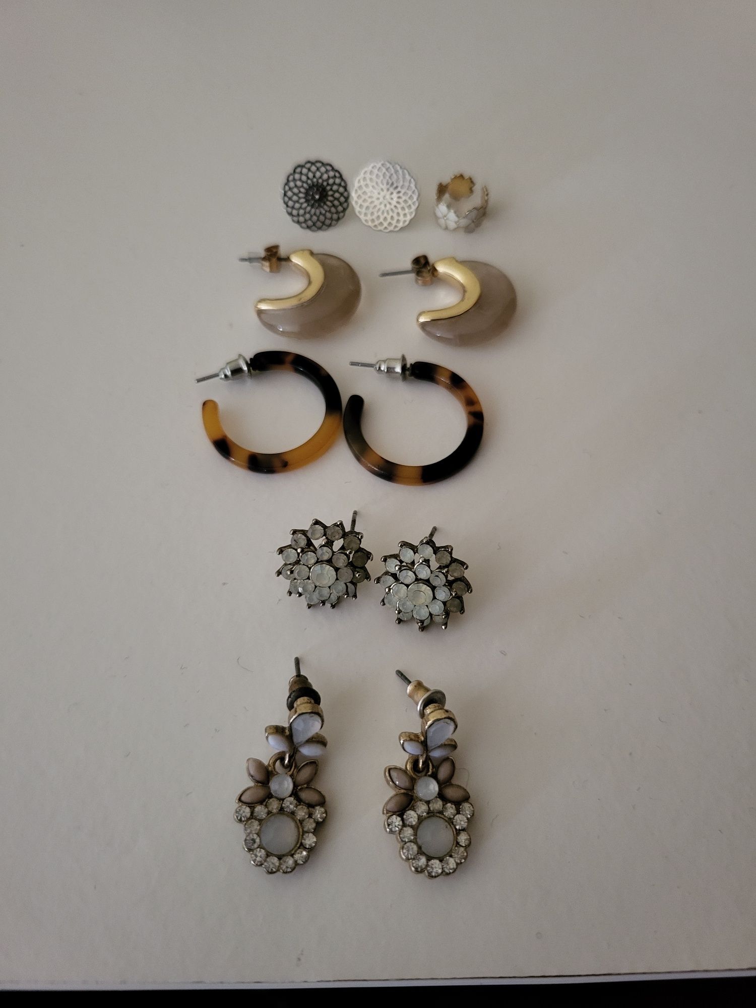 Pares de brincos e earcuff