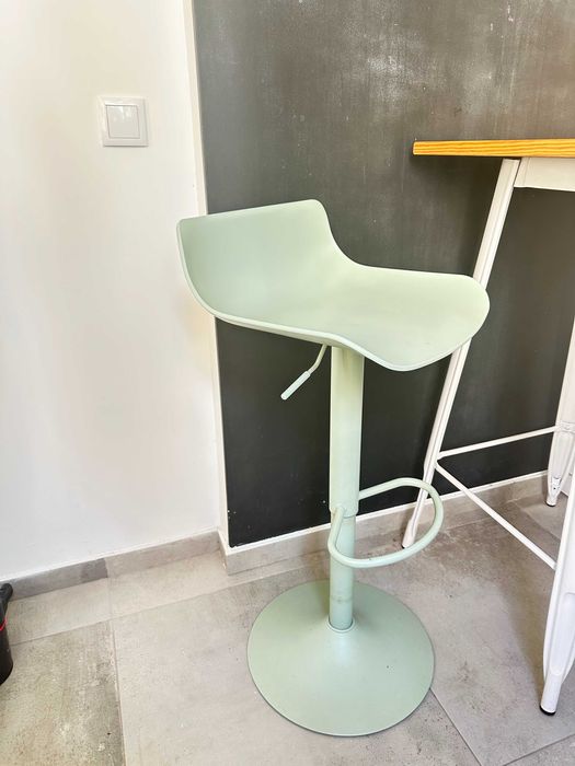 Uma mesa de bar e duas cadeiras