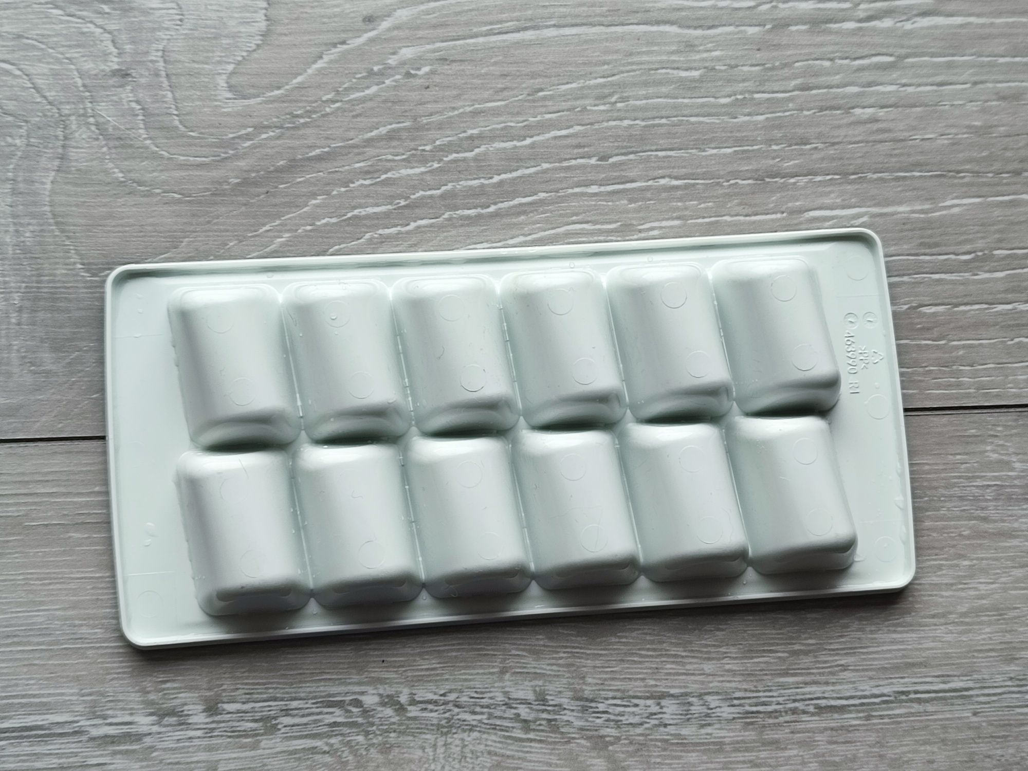 Pojemnik na lód do zamrażarki lodówki