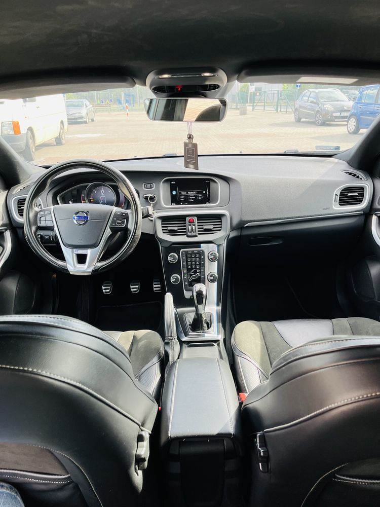 Volvo V40 D2 R-Design • 2016 •
