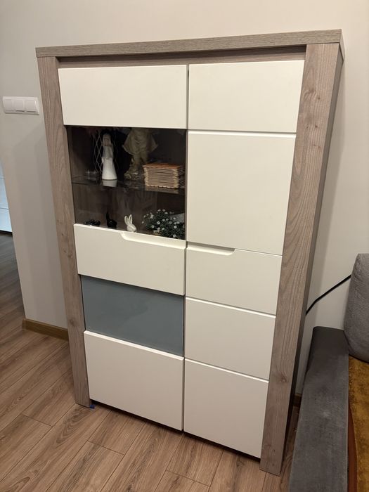 Komoda z przeszkleniem