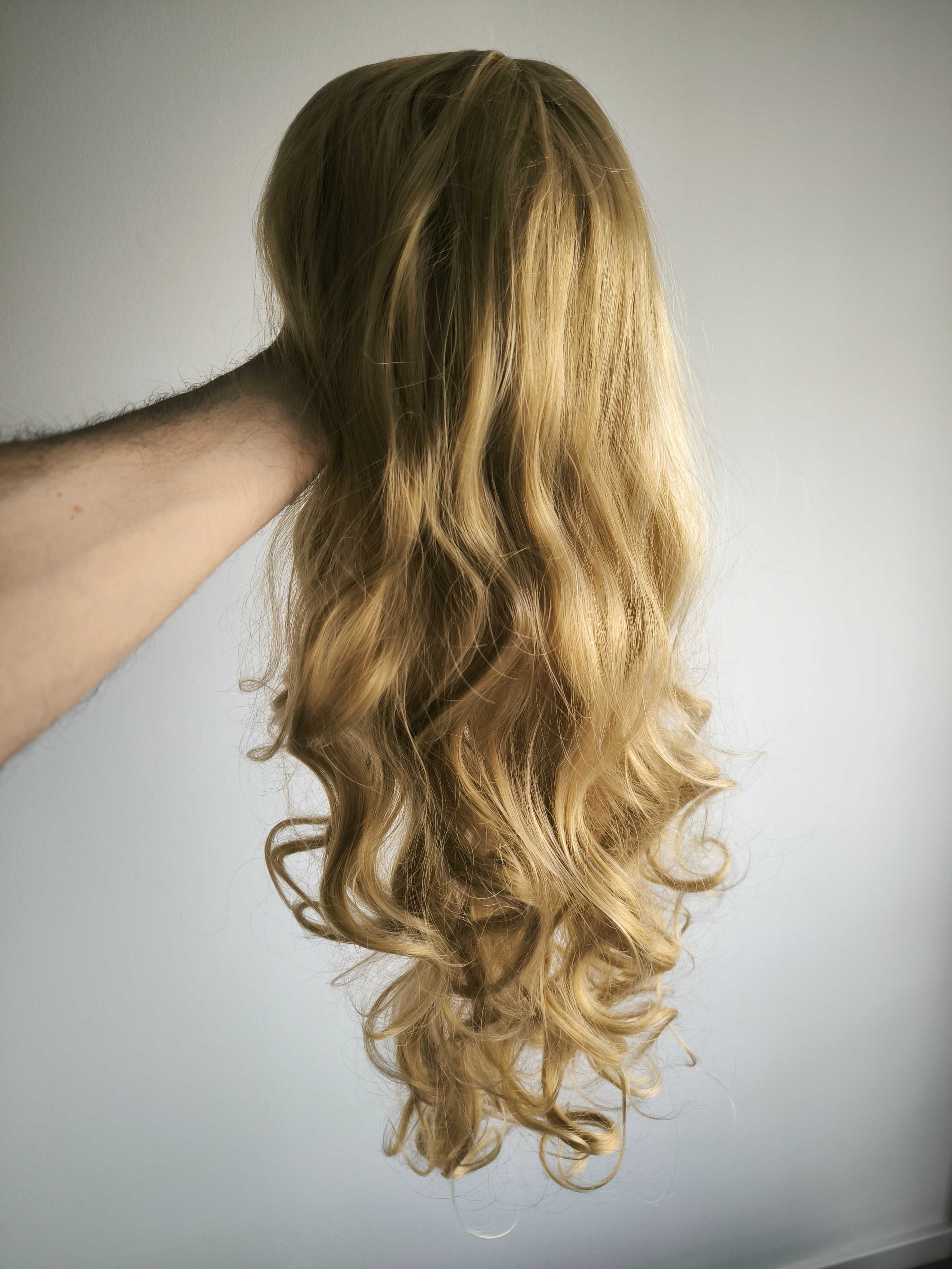 Peruca feminina loura, Nova