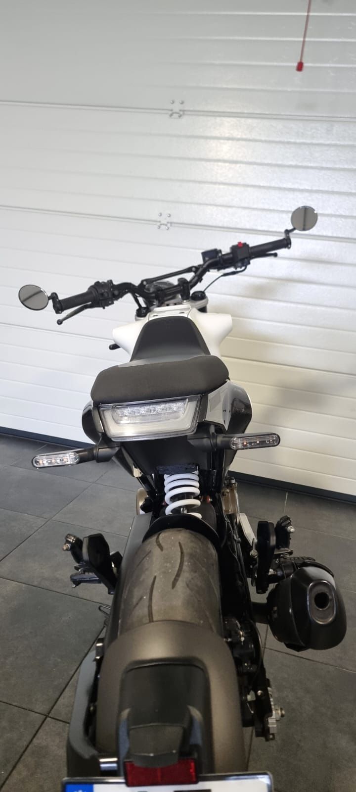 Husqvarna Svartpilen 125cc (Única)