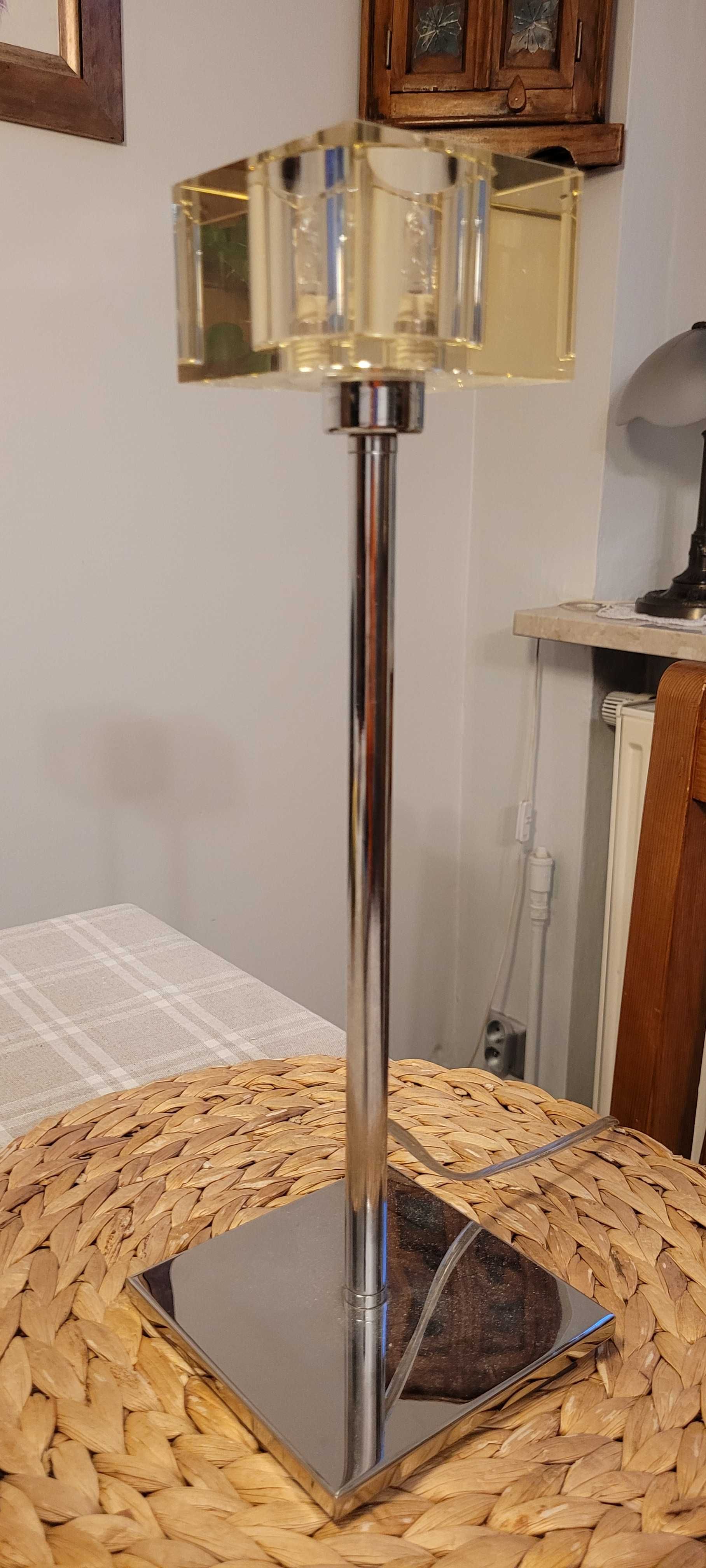 Nowoczesna lampa stojąca