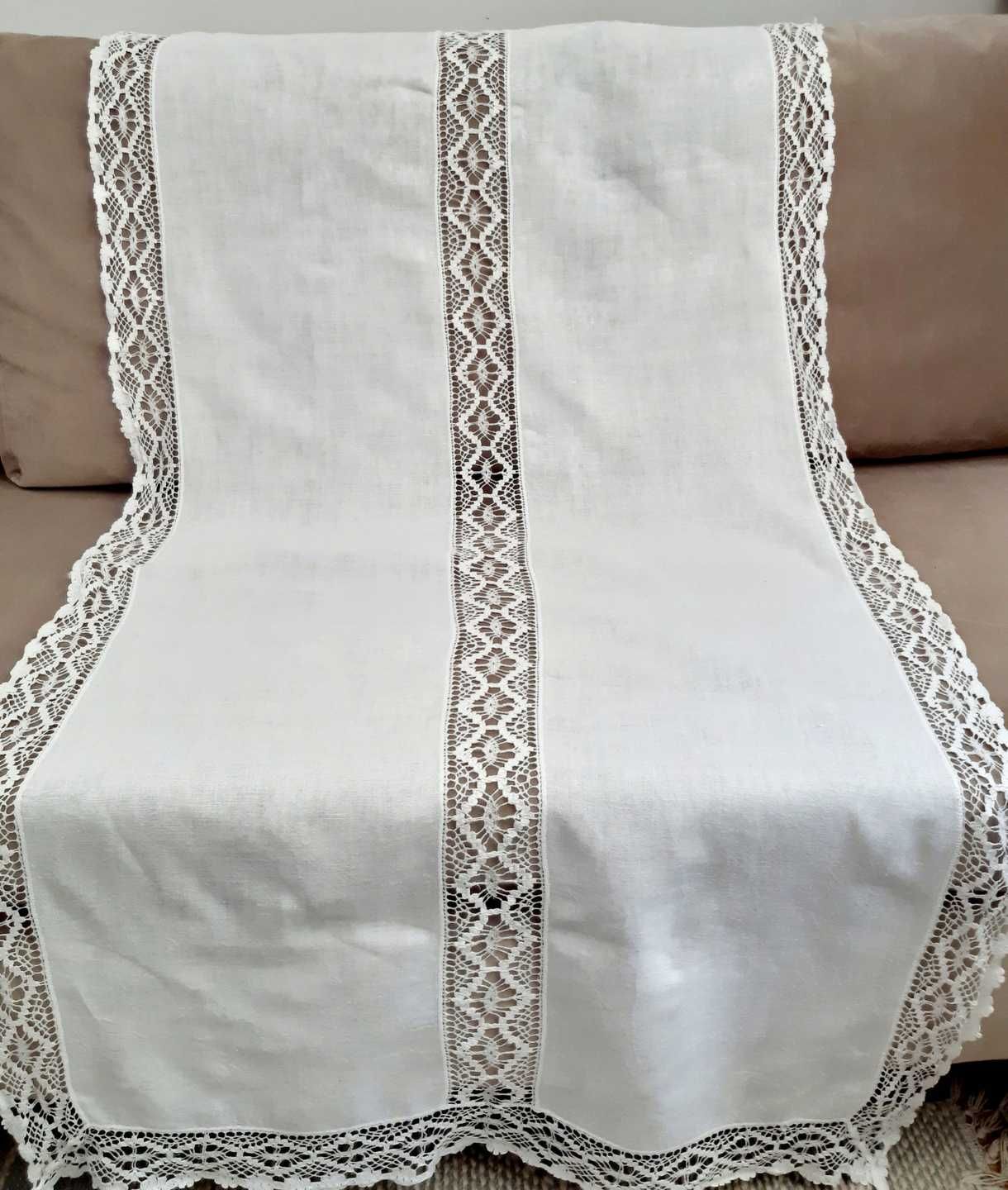 Biały fajny obrus z koronką 150 x 83 cm