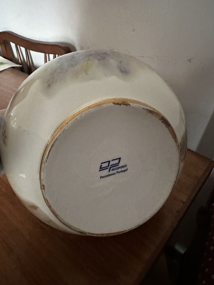 Jarra floral de porcelana com detalhes dourados