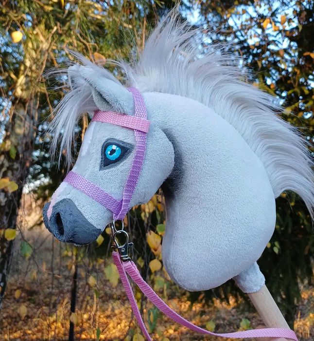 Uroczy Konik Hobby Horse Źrebak A5 + sprzęt siwy