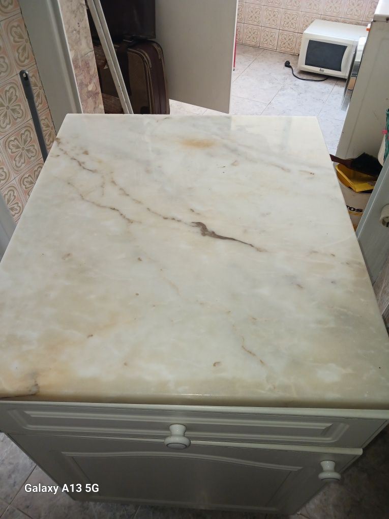 Movel de cozinha com tampo em mármore