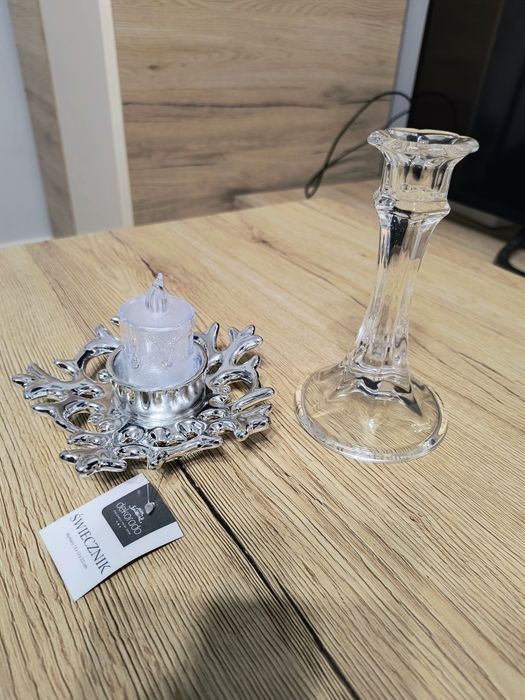 Dwa świeczniki plus plastikowy elektryczny wkład