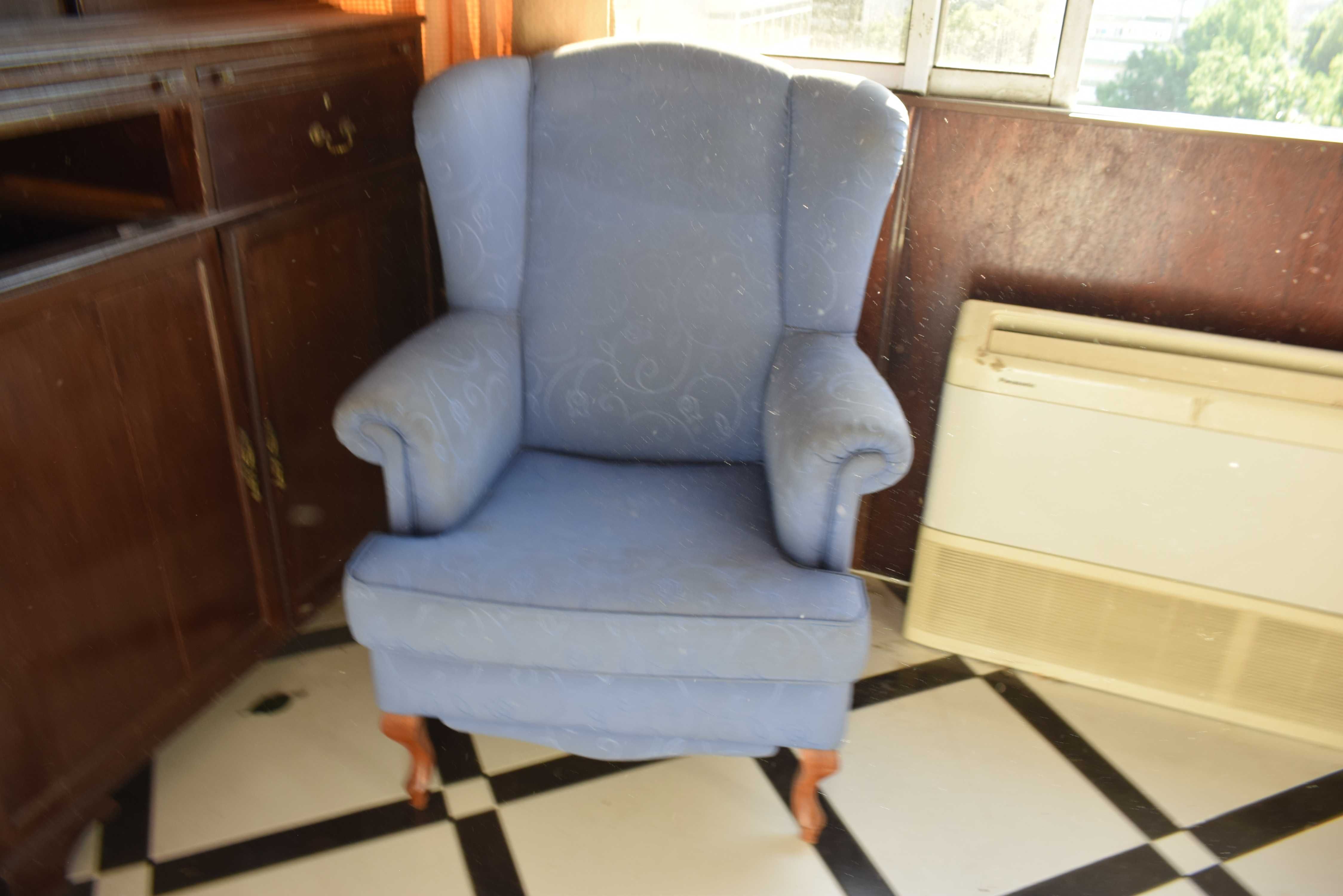 Poltrona de orelhas Clássica Estofada em Azul
