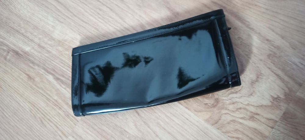 Elegancka torebka kopertowka Next lakierowana