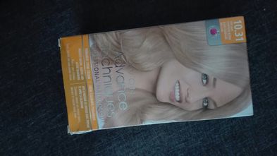 Farba Bardzo jasny szampański blond Avon