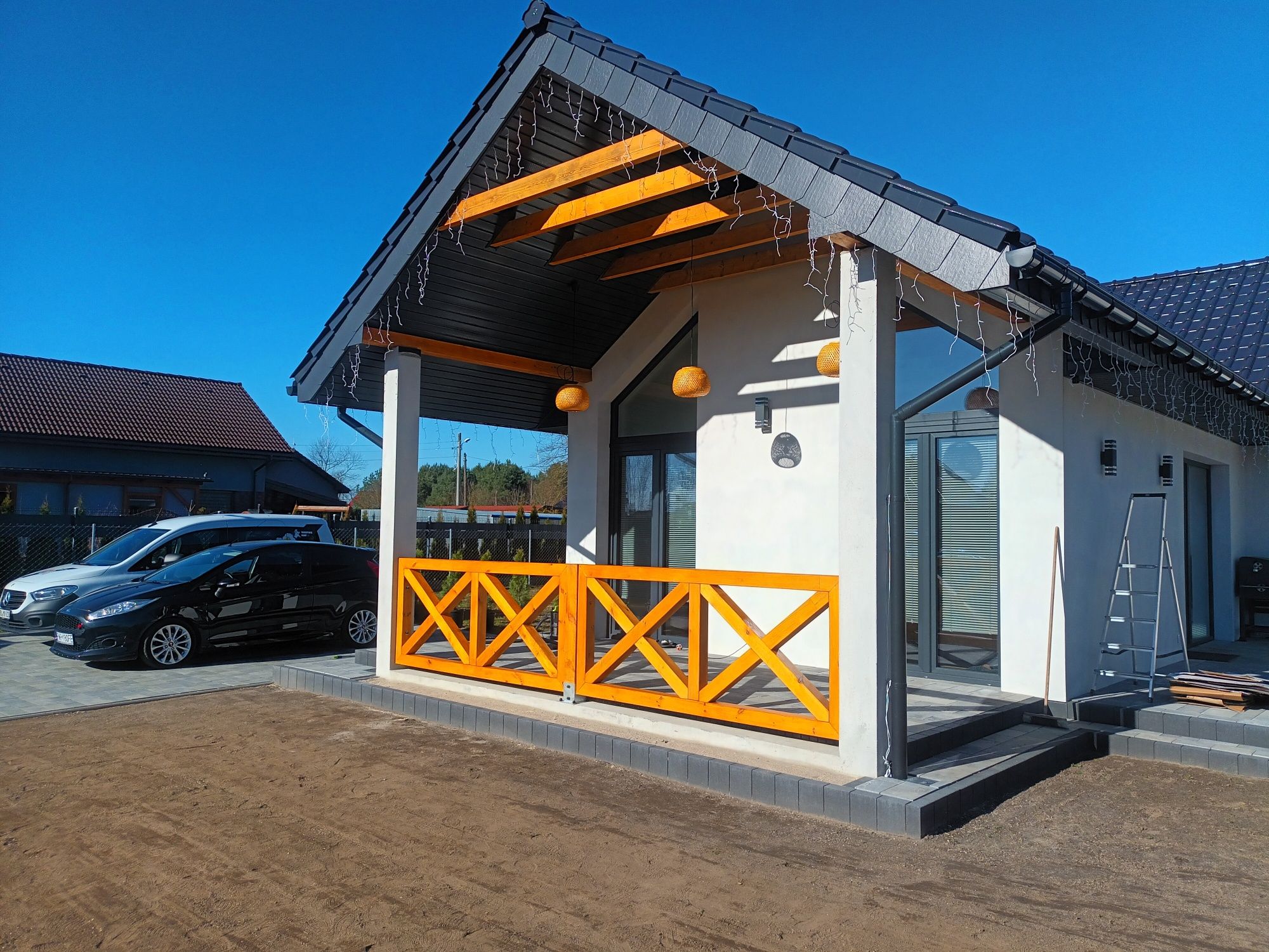 Balustrady balkonowe drewniane. Krzyżowe, proste, szklane..