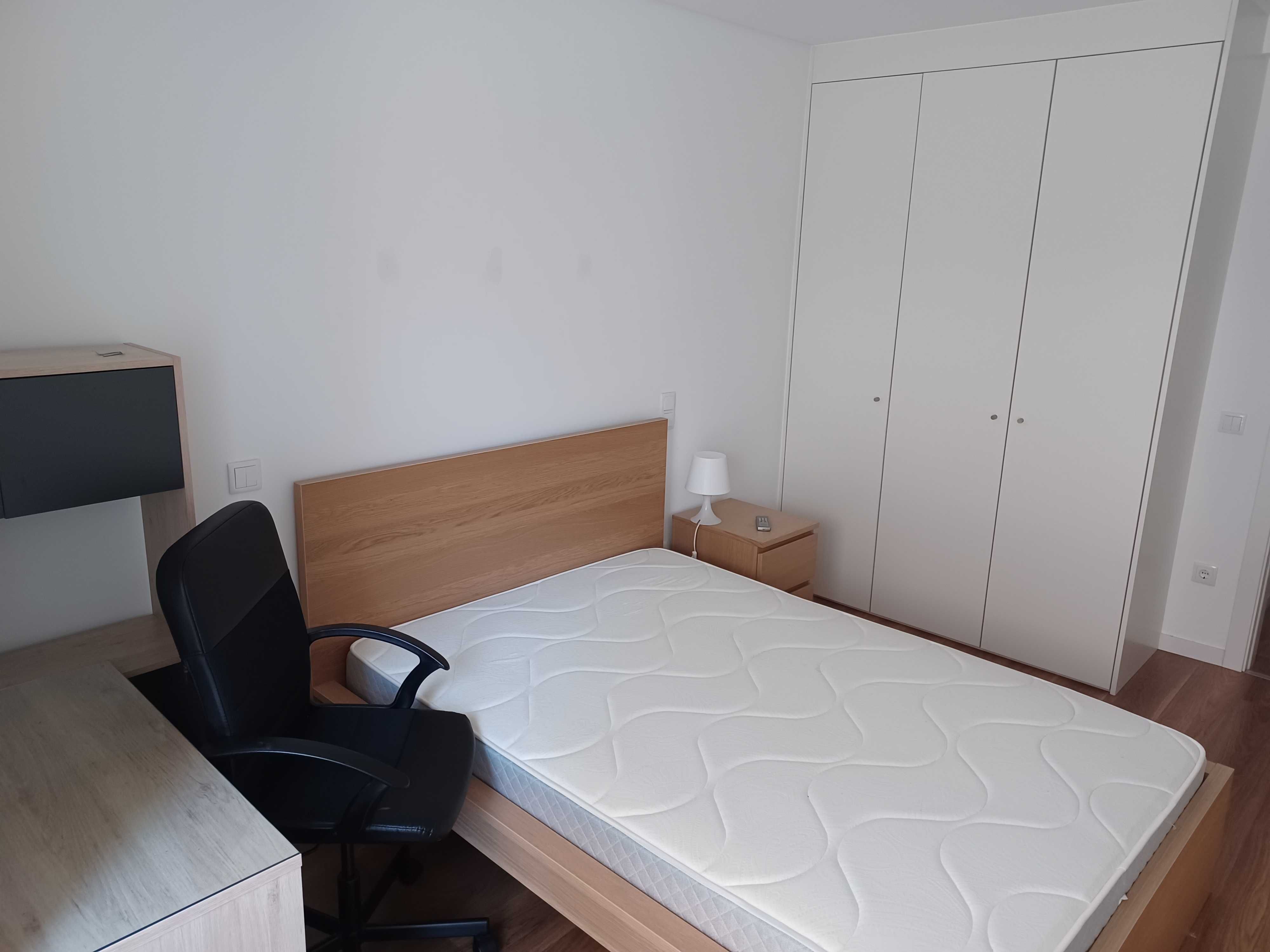 Alugo dois quartos a estudantes em apartamento  renovado e mobilado