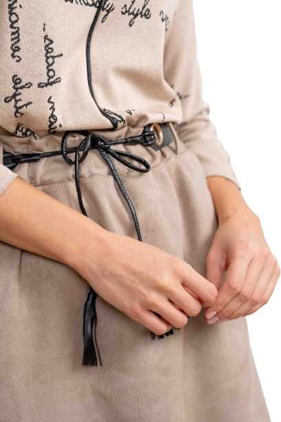 Zamszowa spódnica o trapezowym kroju z paskiem i kieszeniami beżowa