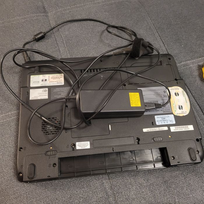 Laptop sprawny  Toshiba Satelite 17