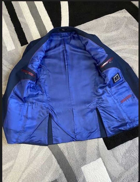 Класичний костюм, синього кольору. Метелик у подарунок.