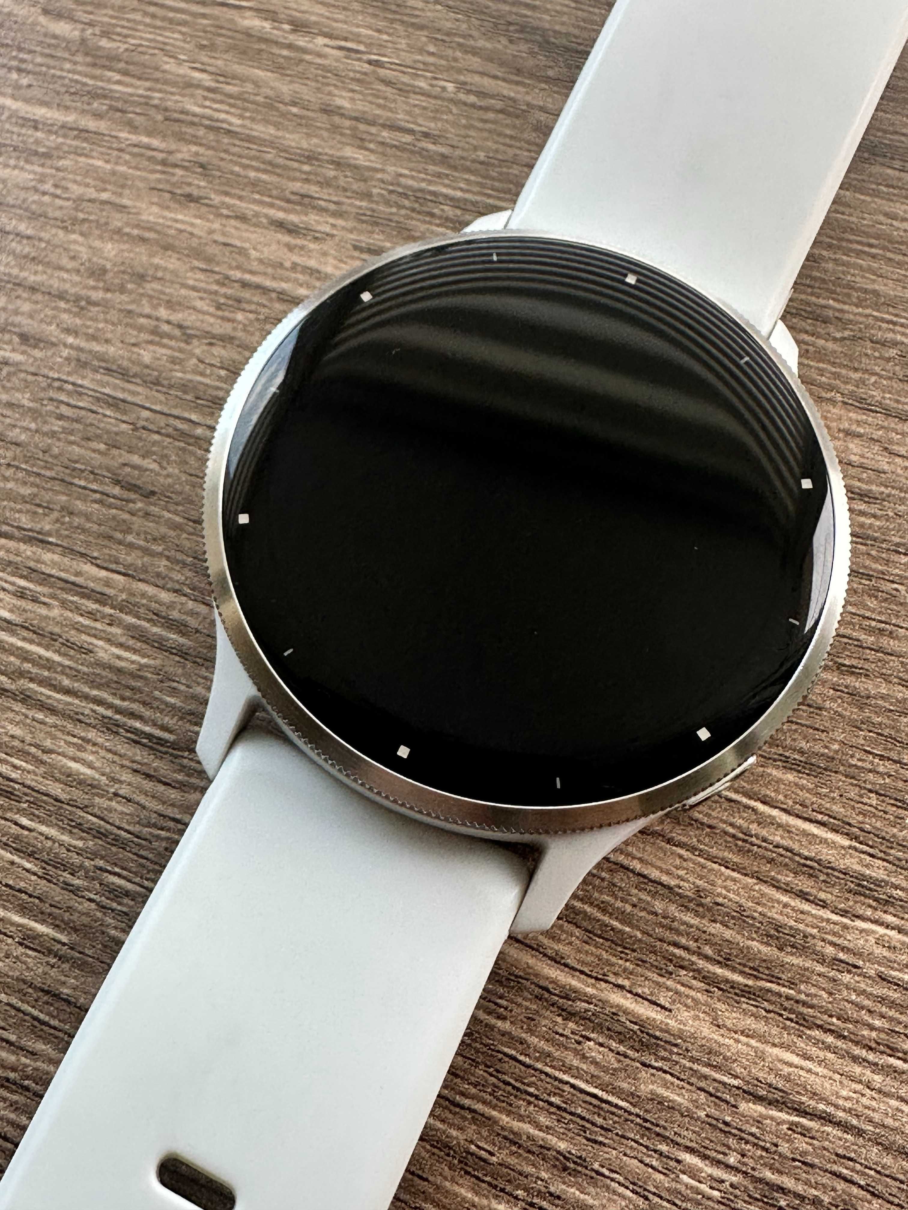 GARMIN Venu 3 Silver Stainless Steel Bezel with Silicone Band
