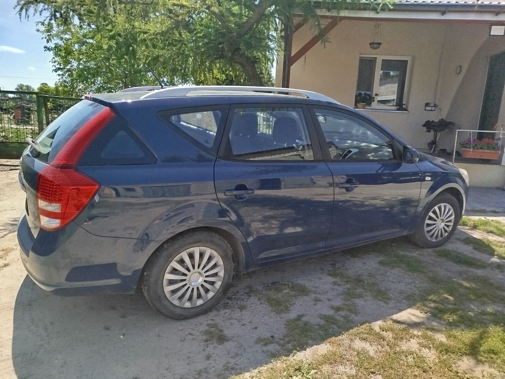 Kia Cee'd kombi granatowy