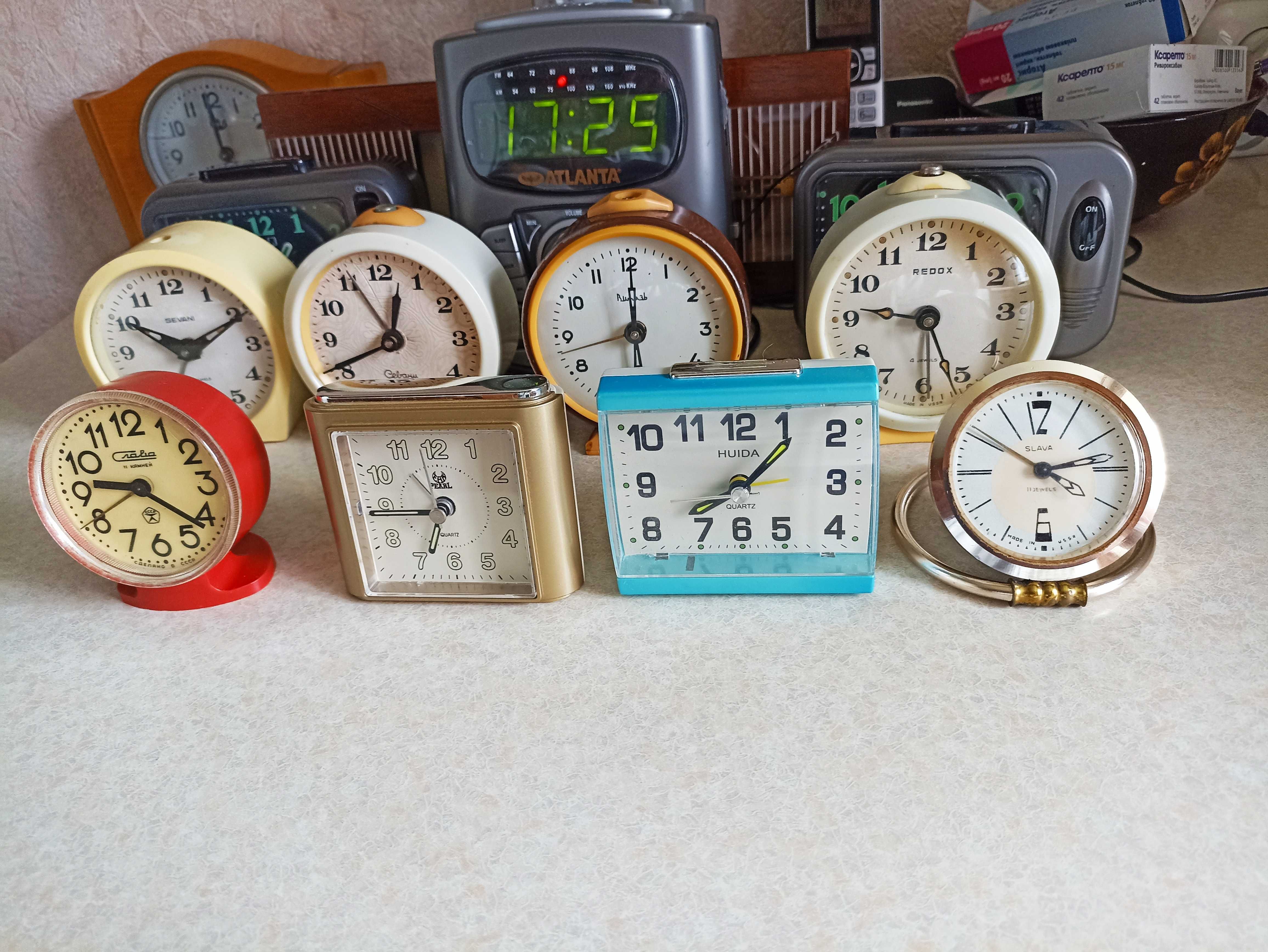 Часы, радиоприемник FM,AM, с цифровым отображением времени.