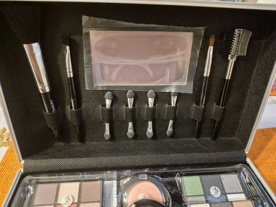 Kuferek z kosmetykami do makijażu