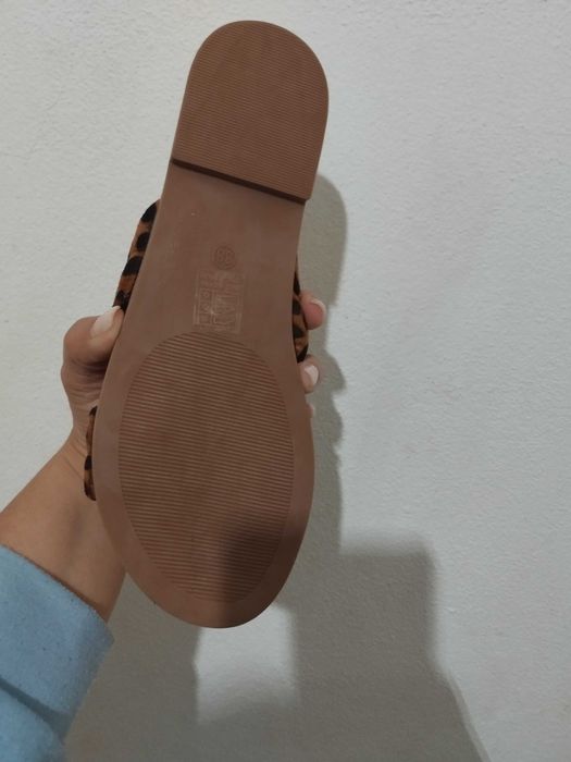 Chinelos padrão animal print novos