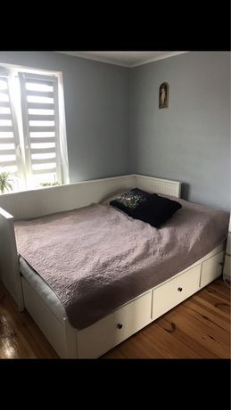 Białe łóżko HEMNES rozkladane z dwoma materacami