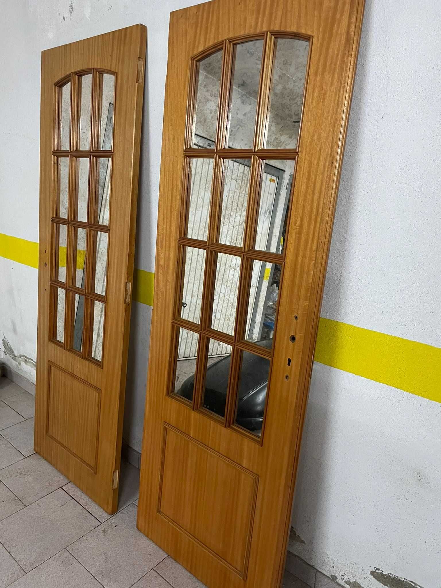 Portas duplas cor mel, com vidros espelhados
