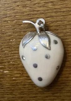 Lindo pendente morango , com prata contrastada