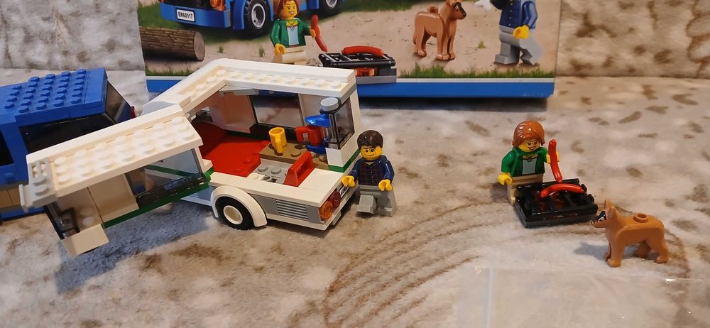 Klocki Lego City (60117) Van z przyczepą kampingową - stan jak nowy